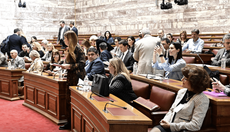 Ομόφυλα ζευγάρια: Υπέρ του νομοσχεδίου οι φορείς – Διαφωνούν η Ένωση Γυναικών Ελλάδος και οι πολύτεκνοι